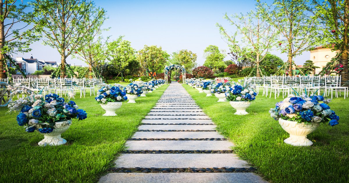 blog, beautiful wedding flower arrangement seats along aisle